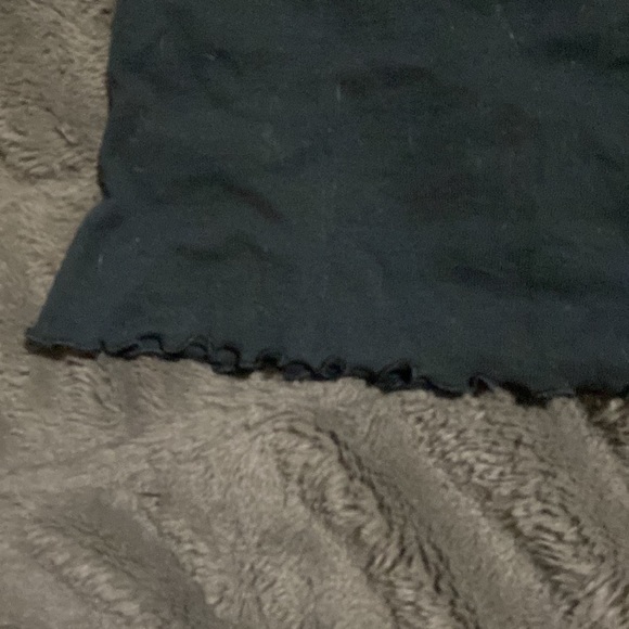 🦋Adorable Black ruffled t-shirt! - Picture 3 of 8